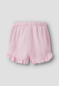 Pantalones cortos de algodón rosa con cintura elástica y borde de encaje en el dobladillo. Tela ligera y transpirable con una textura arrugada.