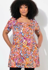 Kolorowa sukienka z krótkim rękawem z kwadratowym dekoltem, o żywych abstrakcyjnych wzorach w kolorach pomarańczowym, różowym, fioletowym i niebieskim, z bocznymi kieszeniami.