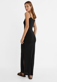 Stradivarius LANGES MIT SEITLICHEM SCHLITZ - Jersey dress - black