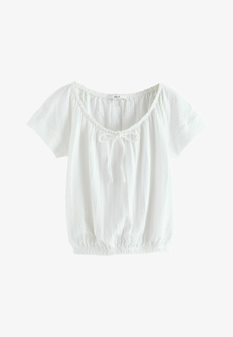 Blouse blanche à manches courtes avec un col froncé muni d'un cordon de serrage et un motif rayé texturé. Ourlet élastiqué.