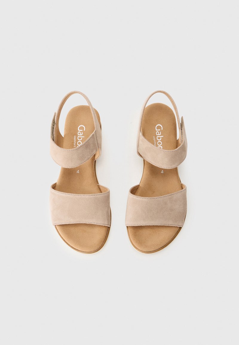 Helle beigen Sandalen mit Wildleder-Obermaterial, doppelten breiten Riemen und gepolsteter Innensohle. Offenes Rückendesign mit glattem, flachem Sohlen.