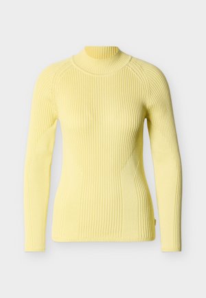 Pull à col roulé jaune à manches longues côtelé, avec une coupe ajustée et un tricot texturé agrémenté de détails subtils au niveau des coutures. Texture douce.