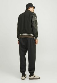 Jack & Jones MIT WEITEM BEIN FIT - Pantaloni sportivi - black
