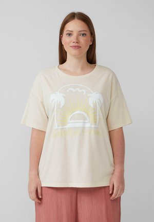 T-shirt en coton crème avec une coupe décontractée, arborant un design graphique de palmiers et d'un coucher de soleil en blanc et jaune, intitulé "Golden Hour".