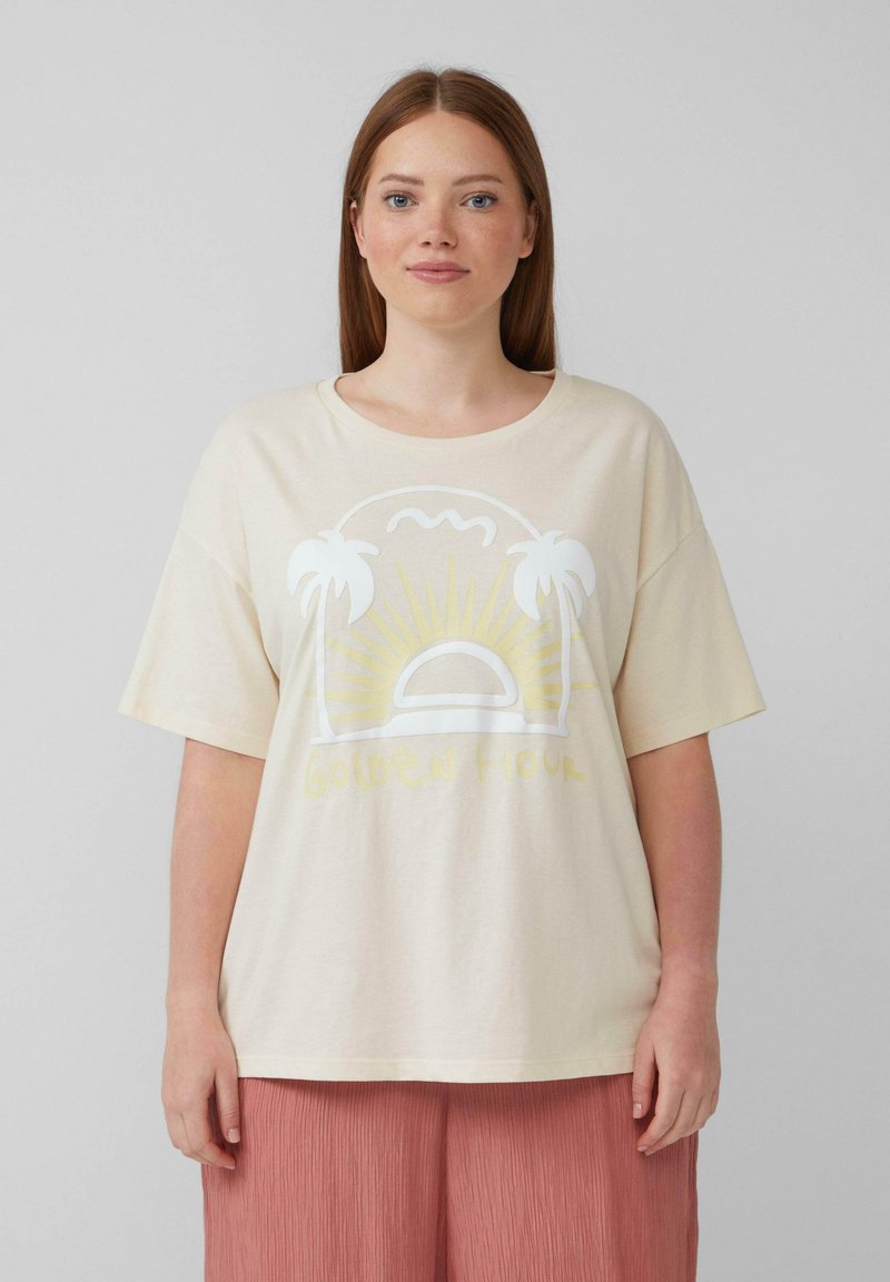 Crème katoenen t-shirt met een relaxte pasvorm, met een grafisch ontwerp van palmbomen en een zonsondergang in wit en geel, met het label "Golden Hour."