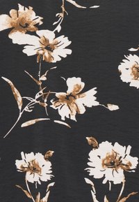 Svart stoff med et blomstermønster med hvite og brune blomster og grønne aksenter, som har en jevn tekstur og detaljerte konturer.