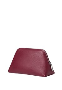 Bordowa skórzana torba z teksturowaną powierzchnią, w kształcie trójkąta, z metalowym suwakiem na górze. Nadaje się na małe przedmioty lub kosmetyki.