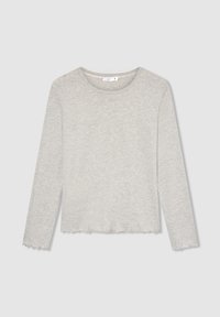 Maglia grigia a maniche lunghe realizzata in un tessuto morbido, con scollatura rotonda e orlo corto con bordo ondulato in fondo e sulle maniche.