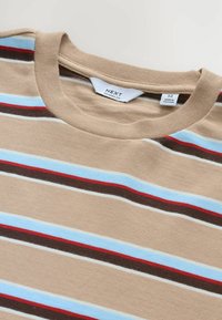 Tan kortærmet T-shirt med horisontale striber i blå, rød og brun. Har en rund halsudskæring og en afslappet pasform. Mærket siger "NEXT," størrelse M.