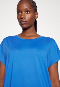 ONLY Play ONPAUBREE BAT LOOSE TEE - T-shirts - strong blue