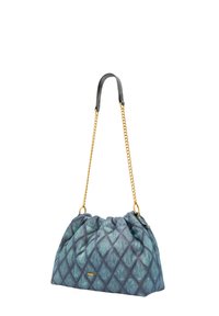 Bolsa de tela azul acolchada con cadena dorada y asa de cuero negro, con un patrón de diamantes y un brillo sutil. Parte superior cerrada, silueta flexible.