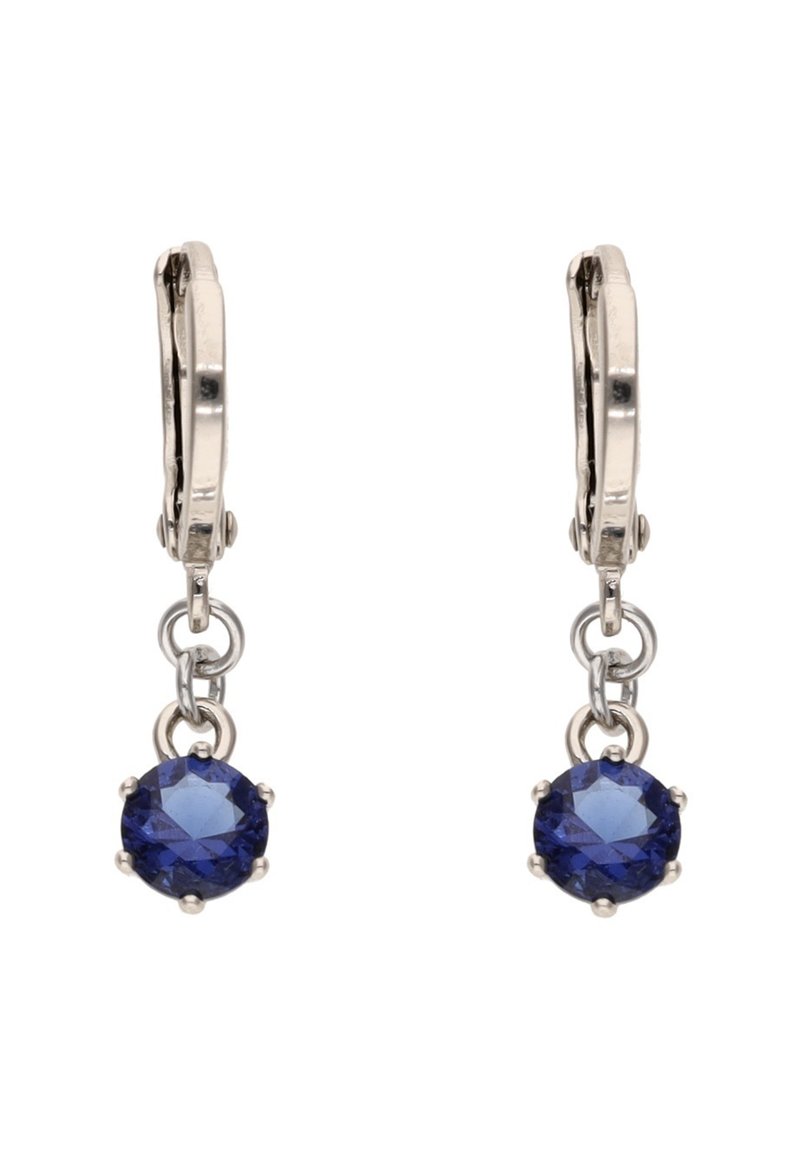 Silberfarbene Ohrringe mit ovalen blauen Edelsteinen, die in Krappen gefasst sind. Sie sind an Bügelverschlüssen mit runden Verbindungsringen befestigt.