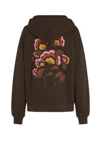 Bruine hoodie met een trekkoordcapuchon, met een bloemenontwerp in roze, goud en bruin op de rug, gemaakt van een zachte stof.