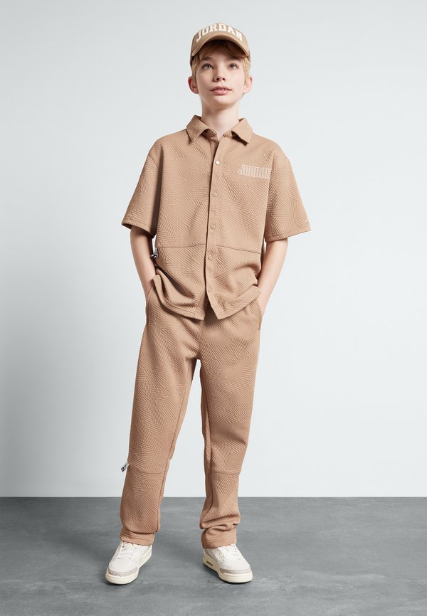 SNEAKER SCHOOL - Tracksuit bottoms - desert camo3