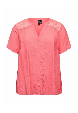Bluza koraljno ružičaste boje s kratkim rukavima i V-izrezom, prednji gumbi, teksturirani materijal i cvjetni čipkasti detalji na panelima ramenog kapina.