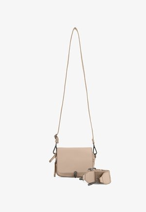 Borsa a tracolla beige realizzata in materiale sintetico testurizzato. Forma rettangolare con chiusura a pattina, tracolla regolabile e dettagli metallici.
