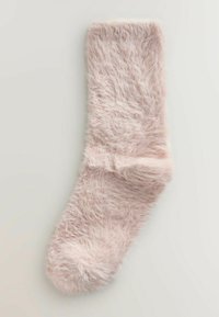 Pluizige lichtroze sok met een zachte textuur, voorzien van een afgeronde teen en een omslag bij de opening voor extra comfort en stijl.