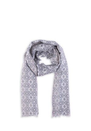 Jasnoszary szal z wzorem z misternymi okrągłymi i kwiatowymi motywami, luźno złożony z postrzępionymi końcami na białym tle.