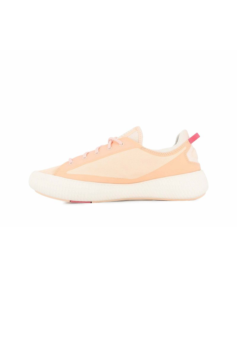 Baskets de sport rose clair avec une tige en textile respirant, bout rond et semelle blanche texturée. Comprend des lacets assortis et un petit onglet au talon rose.