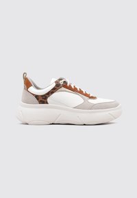 Sneaker bianco e grigio con suola spessa; presenta dettagli in pelle marrone e stampa leopardata; design con lacci, materiali in suede e sintetico.