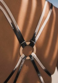 Next STRAPPY RING BACK TUMMY CONTROL  - Ujumistrikoo - monochrome tie dye