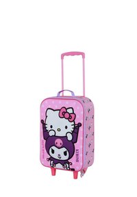 Maleta rígida rosa con gráficos de Hello Kitty y Kuromi, acabado suave, asa retráctil y cuatro ruedas rosas para fácil movilidad.