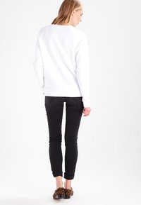 Levi's® RELAXED GRAPHIC CREW - Sudadera - better batwing white