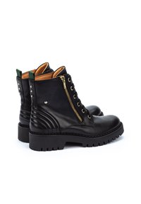 Bottines en cuir noir avec fermeture éclair, devant lacé, accents texturés au talon et détail en boucle verte à l'arrière. Semelle en caoutchouc.