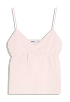 Top fără mâneci de culoare roz deschis, cu bretele subțiri și detaliu elastic strâns sub bust, etichetat Bershka.