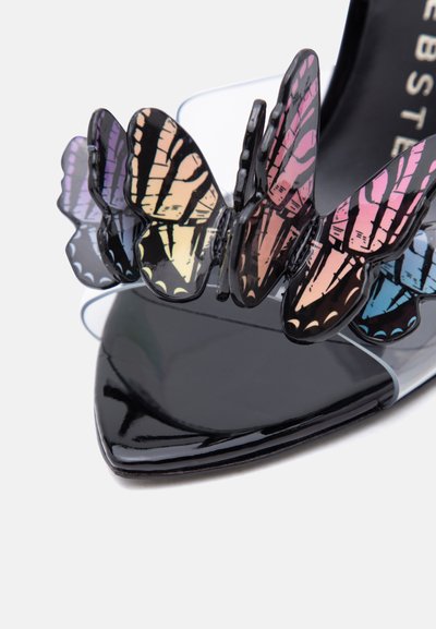 Μαύρο παπούτσι με μυτερή μύτη από βερνίκι, διάφανα λουράκια και πολύχρωμες διακοσμήσεις πεταλούδας κατά μήκος του μπροστινού λουριού.