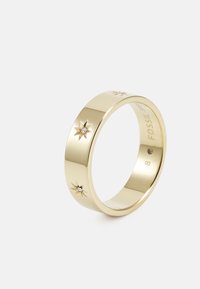 Anillo de oro con un acabado liso y pulido, que presenta acentos en forma de estrella y pequeñas gemas incrustadas. Tamaño 8 marcado en el interior.