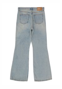 Jasnoniebieskie dżinsy z szerokimi nogawkami i wysokim stanem, z dwiema tylnymi kieszeniami oraz brązową metką w pasie. Miękka faktura i proste wykończenia nogawek.
