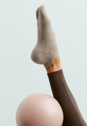 OYSHO, 2 PACK - Chaussettes pour sneakers - taupe