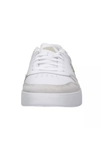 Sneakers bianchi con tomaia in pelle liscia e suede, caratterizzati da una punta arrotondata, lacci piatti e una suola in gomma bianca solida e piatta. Dettagli minimi.