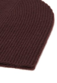 Cappello di lana bordeaux lavorato a maglia con una texture a coste, caratterizzato da una parte superiore arrotondata e un bordo piatto, con una finitura morbida che enfatizza calore e comfort.