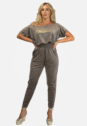 Szary welurowy zestaw składający się z dwóch części, z luźnymi rękawami, elastycznym pasem i zwężanymi nogawkami, z napisem "Chiqui" w kolorze złotym.