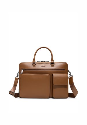 Brązowa skórzana teczka z podwójnymi uchwytami, regulowanym paskiem na ramię oraz trzema zewnętrznymi kieszeniami z przodu, zamykanymi na zamek i klapę.