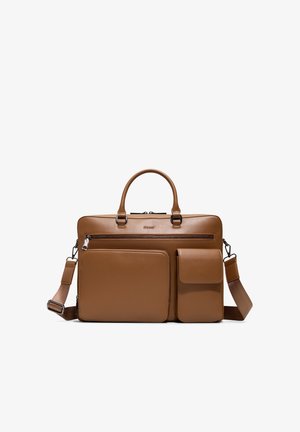 Bruine leren aktetas met dubbele handvatten, verstelbare schouderriem en drie buitenzakken aan de voorkant, met ritsen en kleppen.