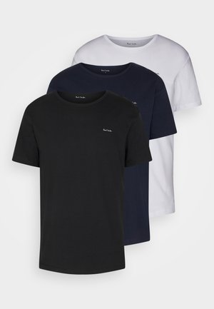 Tre t-skjorter stablet: svart, marineblå og hvit. Kortermede, med rund hals, laget av bomull, med et lite logo på brystet.