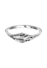 Silverarmband med en texturerad, diamantformad accent med matt yta, släta kanter och minimalistisk design.