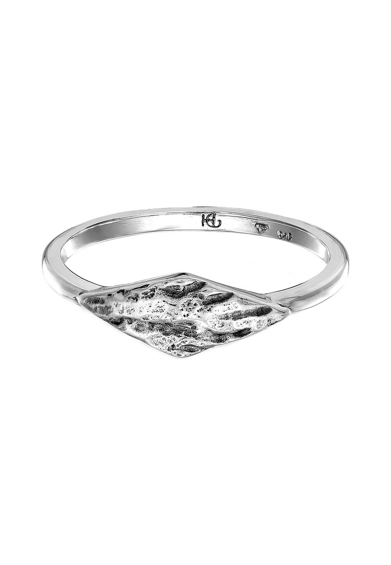 Silverarmband med en texturerad, diamantformad accent med matt yta, släta kanter och minimalistisk design.