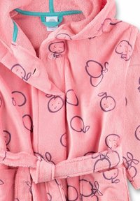 Roze badjas van textuurstof, met paarse fruitpatronen, een capuchon en een strikceintuur met een lus aan de onderkant.