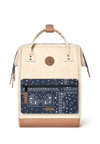 Mochila de imitación de cuero beige con un bolsillo frontal con patrón de pañuelo azul, acento marrón en la base y asas marrones. Presenta cierres de cremallera.