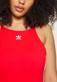 adidas Originals DRESS - Trikotāžas kleita - vivid red