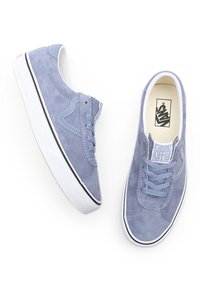 Baskets en daim bleu clair à design à tige basse, semelles en caoutchouc blanc et accents noirs. Dotées de lacets plats et d'un patch logo sur la languette.