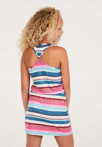 Kleurige gestreepte jurk met een mouwloos ontwerp, voorzien van een racerback en een elastische taille. Kleuren zijn onder andere roze, blauw en bordeaux.