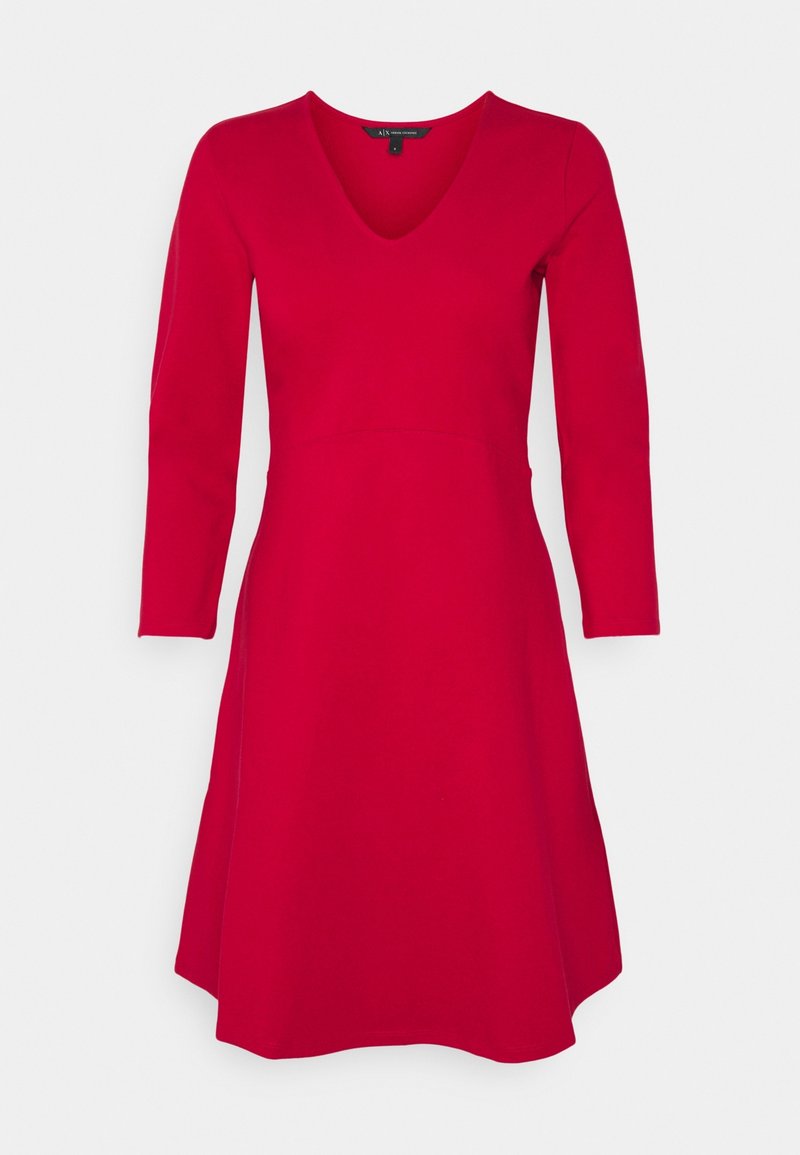 Czerwona sukienka z długim rękawem, dekoltem w literę V, dopasowaną górą i rozszerzanym dołem. Gładki materiał z prostym, minimalistycznym wzornictwem.