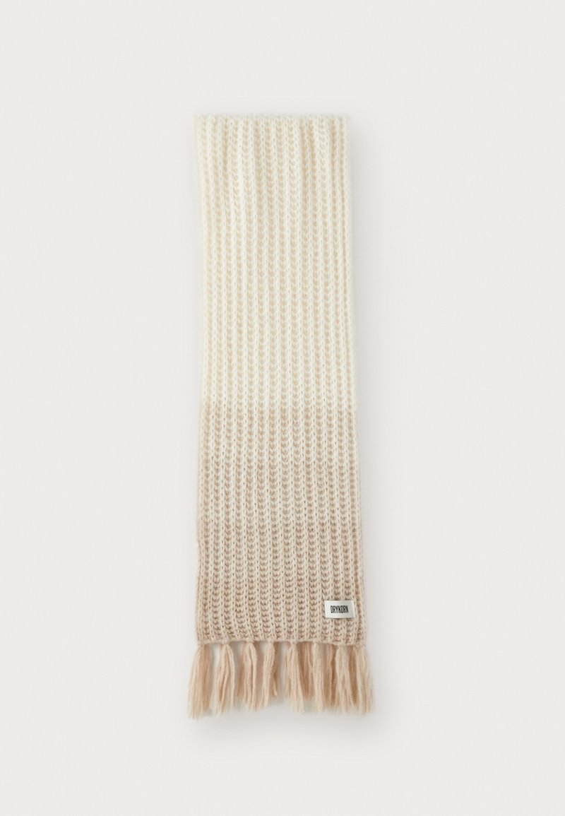 Écharpe tricotée avec une texture en côtes, passant d'une couleur crème à un beige clair en bas. Présente des bords frangés doux et une étiquette de marque.