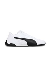 Baskets blanches et noires au design élégant, dotées d'une tige en cuir lisse, d'accents texturés et d'une semelle en caoutchouc.