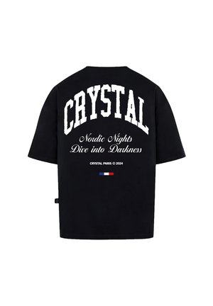 Zwarte oversized t-shirt met gedurfde witte blokletters die "CRYSTAL" lezen en kleinere tekst "Nordic Nights Dive into Darkness" op de achterkant.